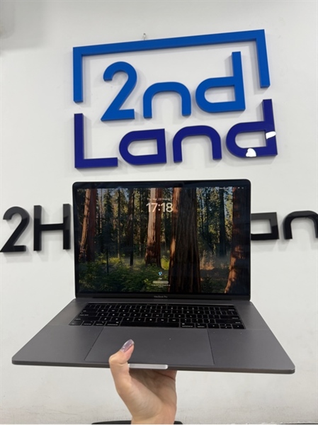 Macbook Pro 2019 - 15.4 inch - Chip Intelcore i7 6 nhân - Card intel UHD Graphics 630 1536MB - 16/256GB - Màu xám - Pin bảo trì chu kỳ 400 - Ngoại hình 97% - Màn ám hồng , màn bầm , trầy , viền trầy cấn , mòn phím - Kèm sạc 2
