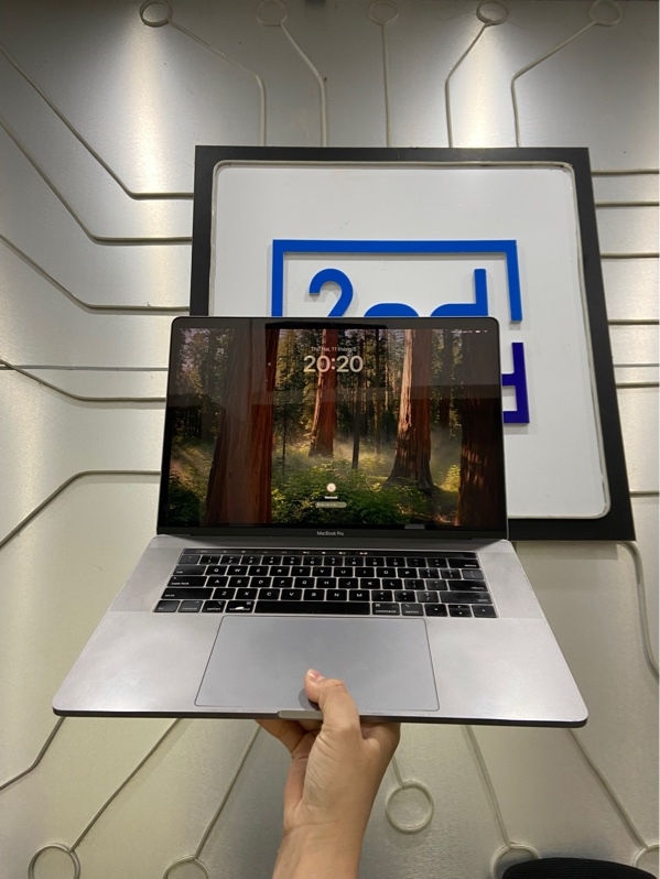 Macbook Pro 2019 15 inch - i7 Ram 16/256GB - Pin bình thường - Màu xám - Ngoại hình: 97% - Màn ám hồng - Kèm sạc