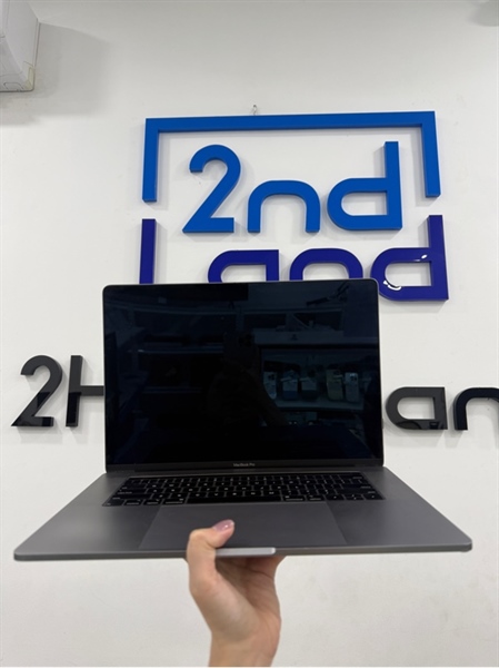 Macbook Pro 2019 - 15 inch - intel core i7 - 16/256GB - Màu xám - Pin bình thường chu kỳ sạc 63 - Ngoại hình 97% - Màn bầm , chết pixel , bụi trong , viền ám hồng , cấn góc , viền cao su bung - Kèm sạc 2