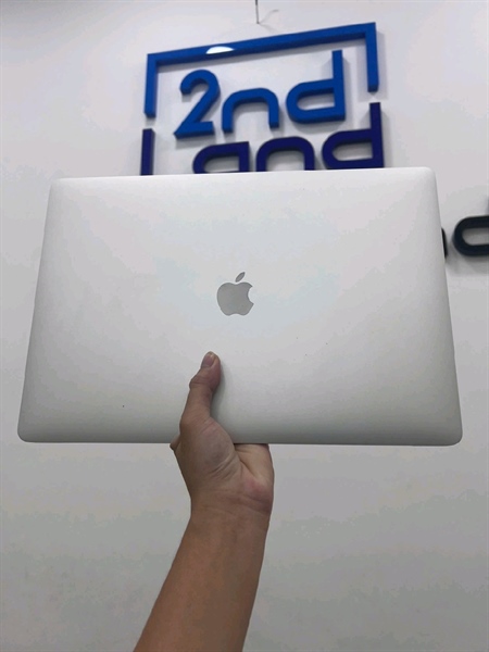 Macbook Pro 2019 15 inch - Intel Core i9 - Ram 32/512GB SSD - Pin bình thường - Màu bạc - Ngoại hình 97% - Màn ám phím trung tróc sơn hư vân tay - Kèm sạc