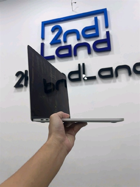 Macbook Pro 2019 15 inch - Intel Core i9 - Ram 32/512GB SSD - Pin bình thường - Màu bạc - Ngoại hình 97% - Màn ám phím trung tróc sơn hư vân tay - Kèm sạc 2