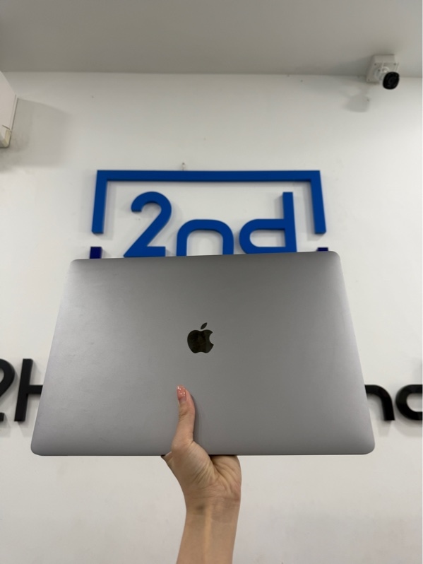 Macbook pro 2019 - 16 inch - chip 6-core intel core i7 - card intel UHD Graphics 630 - 32/512Gb - Màu xám - Pin bình thường chu kỳ 532 - Ngoại hình 97% - Màn trầy, ám hồng, màn bầm, cao su màn nứt, phím mòn, viền trầy cấn, mất 1 chân chống trượt - Kèm sạc