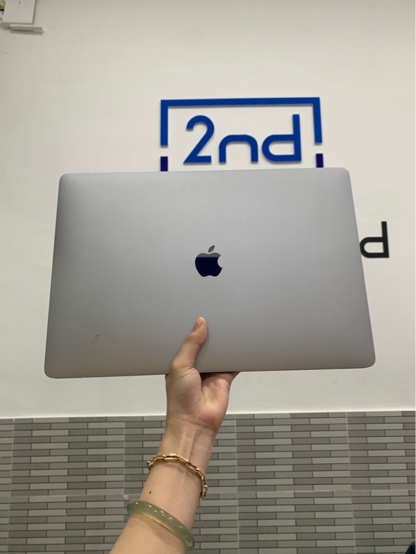 Macbook Pro 2019 - 16 inch - Core i7 - Ram 16GB/1TB - Màu bạc - Pin bình thường chu kì sạc 424 lần - Ngoại hình 97% - Màn ám hồng - Kèm sạc