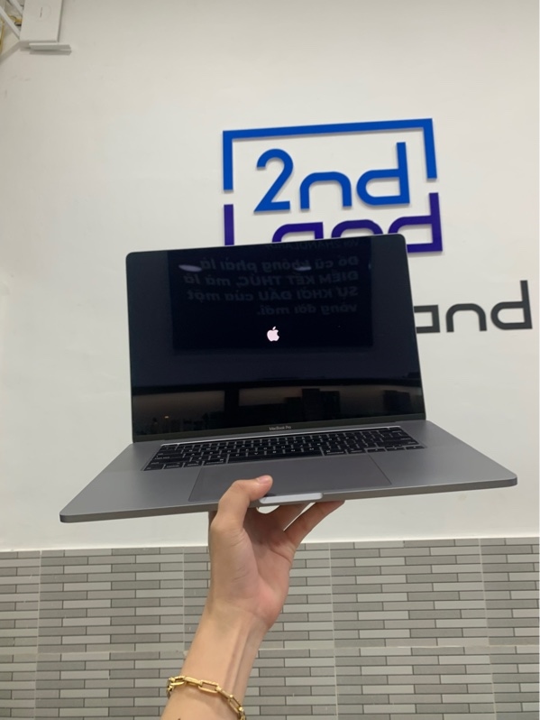 Macbook Pro 2019 - 16 inch - Core i7 - Ram 16GB/1TB - Màu bạc - Pin bình thường chu kì sạc 424 lần - Ngoại hình 97% - Màn ám hồng - Kèm sạc