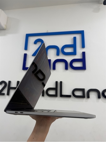 Macbook Pro 2019 - 16 inch - i7 6 core - 16/512GB - Màu xám - Pin bình thường chu kì 700 - Ngoại hình 96% - Màn hồng viền , hằn phím lên màn , trầy xước , cấn móp , thiếu 1 ốc đáy - Kèm sạc 1
