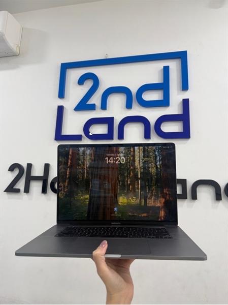 Macbook Pro 2019 - 16 inch - i7 6 core - 16/512GB - Màu xám - Pin bình thường chu kì 700 - Ngoại hình 96% - Màn hồng viền , hằn phím lên màn , trầy xước , cấn móp , thiếu 1 ốc đáy - Kèm sạc 2