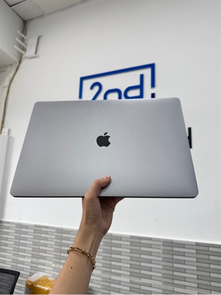 Macbook Pro 2019 - 16 inch - i7 - Ram 16/1TB - Màu bạc - Pin bình thường chu kì sạc 379 lần - Ngoại hình 98% - Body - Kêu Hậu bổ sung sạc