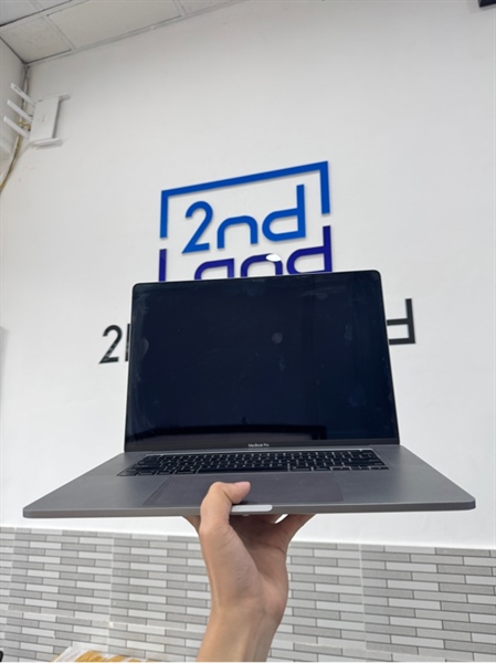 Macbook Pro 2019 - 16 inch - i7 - Ram 16/1TB - Màu bạc - Pin bình thường chu kì sạc 379 lần - Ngoại hình 98% - Body - Kêu Hậu bổ sung sạc 1