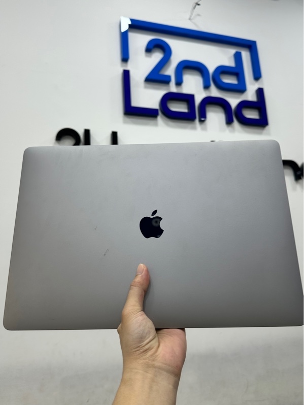 Macbook Pro 2019 16 inch - i7 - Ram 16/512GB - Pin hơi yếu theo thời gian sử dụng - Màu xám - Ngoại hình 97%- Màn 3 vệt phản quang nhỏ, bụi trong nhẹ - Kèm sạc