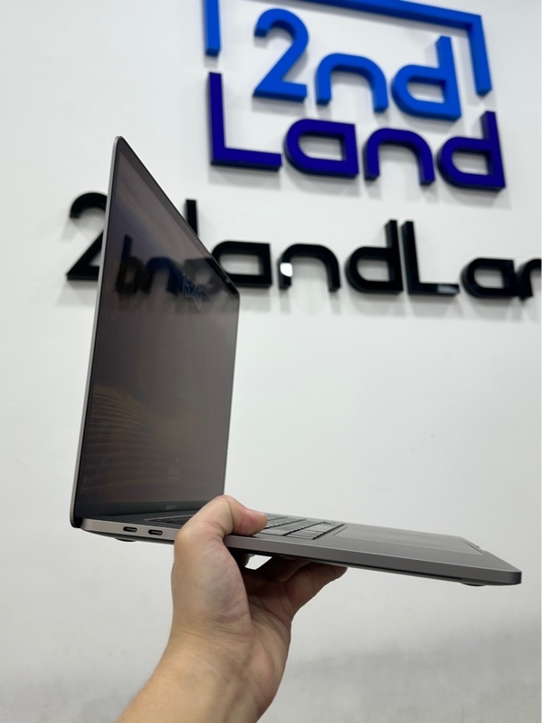 Macbook Pro 2019 16 inch - i7 - Ram 16/512GB - Pin hơi yếu theo thời gian sử dụng - Màu xám - Ngoại hình 97%- Màn 3 vệt phản quang nhỏ, bụi trong nhẹ - Kèm sạc