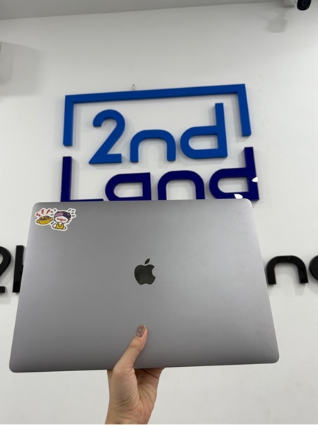 Macbook pro 2019 - 16 inch - Intel Core i7 - Card tích hợp UHD Graphics 630 - 16/512GB - Có Touchbar - Màu bạc - Pin bình thường 604 chu kì sạc - Ngoại hình 98% - Có dán sticker , viền ám hồng - Kèm sạc