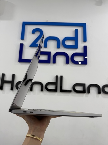 Macbook pro 2019 - 16 inch - Intel Core i7 - Card tích hợp UHD Graphics 630 - 16/512GB - Có Touchbar - Màu bạc - Pin bình thường 604 chu kì sạc - Ngoại hình 98% - Có dán sticker , viền ám hồng - Kèm sạc 1