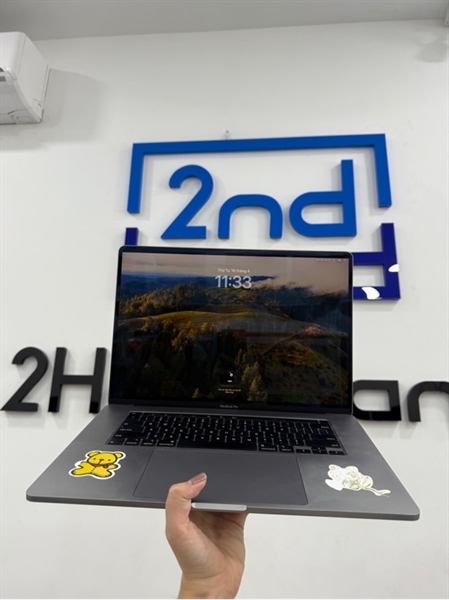 Macbook pro 2019 - 16 inch - Intel Core i7 - Card tích hợp UHD Graphics 630 - 16/512GB - Có Touchbar - Màu bạc - Pin bình thường 604 chu kì sạc - Ngoại hình 98% - Có dán sticker , viền ám hồng - Kèm sạc 2