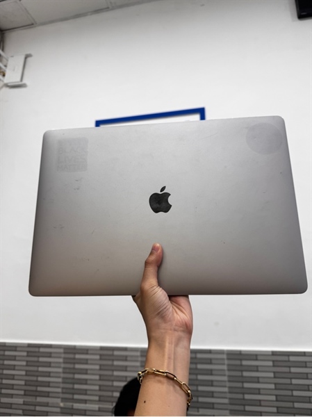 Macbook Pro 2019 16inch - i9-8 nhân - 32/512GB - Màu xám - Pin bình thường chu kì sạc 572 lần - Ngoại hình: 97% - Trầy màn + mặt A - Body, kèm sạc
