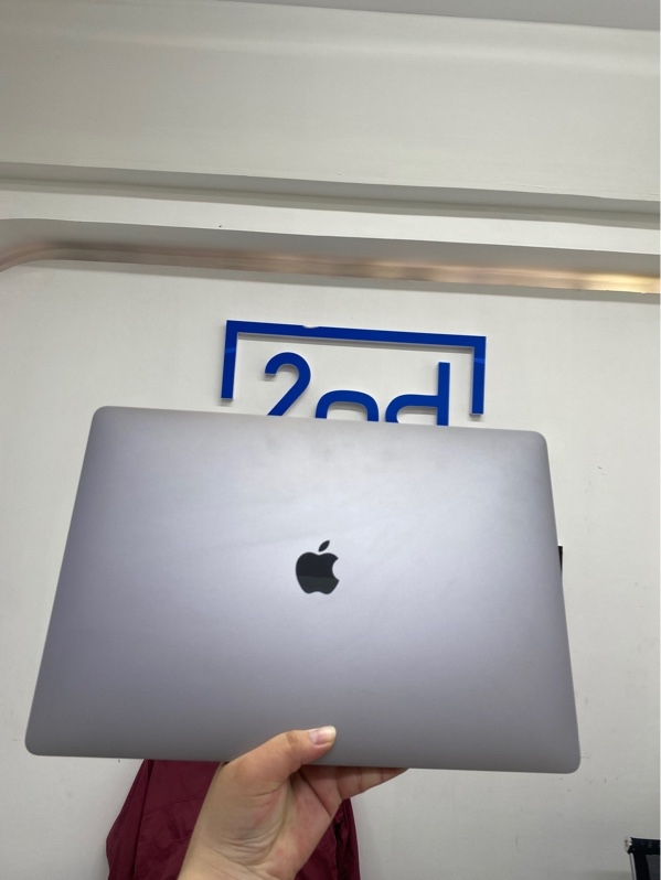 Macbook Pro 2019 - Intel core i7 - 32/1T - Màu xám - Pin bình thường - Ngoại hình 98% - Kèm sạc