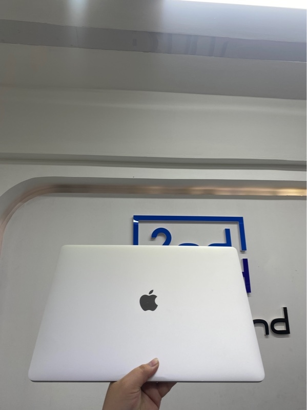 Macbook pro 2019 - intel core i9 - 15inch - 32/512 SSD - Màu xám - Pin thay 100% - Ngoại hình 97.5% - Màn ám hồng, layout phím nhật - Kèm sạc