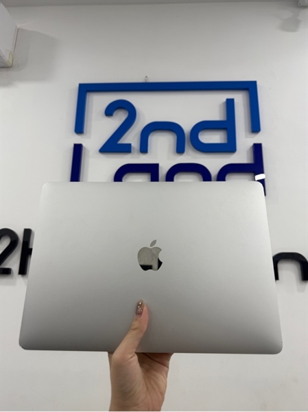 Macbook pro 2020 - 13 inch - 2 cổng Thunder bolt 3 - i5 quad core - 8GB DDR3/512GB SSD - Màu bạc - Pin bình thường 446 chu kì - Ngoại hình 97% - Cấn góc nhiều , mẻ touchpad , màn vàng viền nhẹ , bong cao su màn , nứt cạnh màn dưới - Kèm sạc 67W