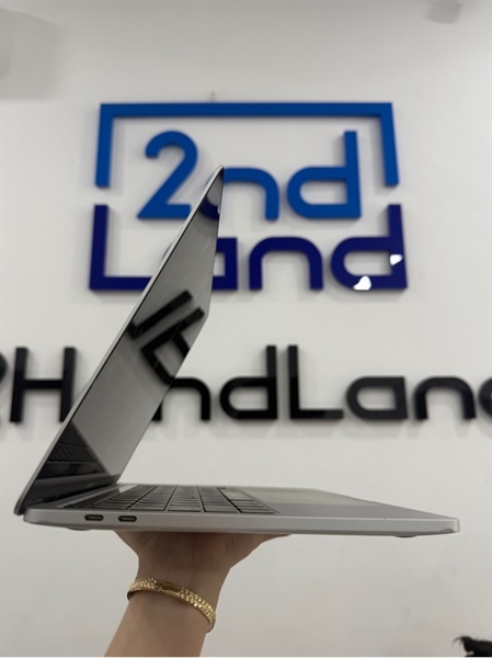 Macbook pro 2020 - 13 inch - 2 cổng Thunder bolt 3 - i5 quad core - 8GB DDR3/512GB SSD - Màu bạc - Pin bình thường 446 chu kì - Ngoại hình 97% - Cấn góc nhiều , mẻ touchpad , màn vàng viền nhẹ , bong cao su màn , nứt cạnh màn dưới - Kèm sạc 67W 2