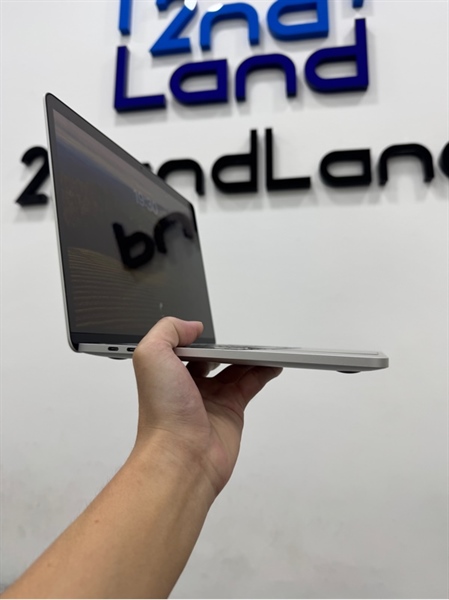 Macbook Pro 2020 13inch - Chip M1 - Ram 8/256gb - Pin 94% - Màu bạc - Ngoại hình 97% - Màn ám bụi trong - Kèm sạc 2