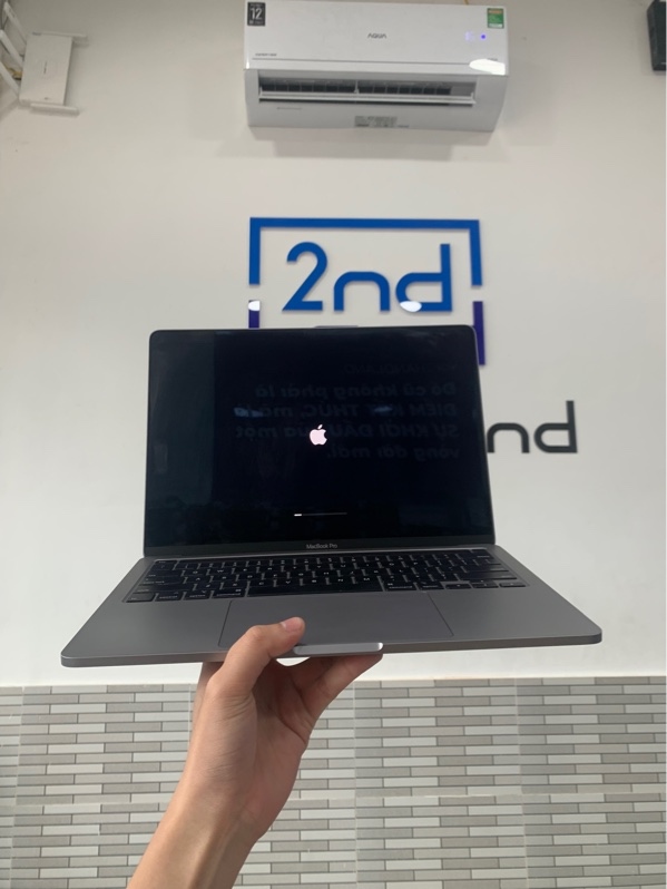 Macbook Pro i7 2020 touchbar, 4 cổng thunderbolt - Ram 16/512gb - Màu xám - Pin bình thường chu kì sạc 436 lần - Ngoại hình: 98% - Màn trầy cấn chết 1 điểm ảnh - Kèm sạc