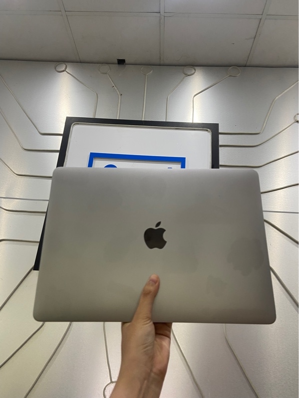 Macbook Pro M1 13 inch 2020 - Ram 16/512GB - Pin 84% - Chu kì sạc 459 - Màu xám - Ngoại hình: 97% - Màn ám hồng viền, xước - Kèm sạc