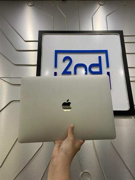 Macbook Pro M1 13 inch 2020 - Ram 8/512GB - Pin 92% - Chu kì sạc 117 lần - Màu xám - Ngoại hình: 97% - Cấn sườn nhiều, bụi trong màn hình nhẹ, màn ám vàng - Kèm sạc