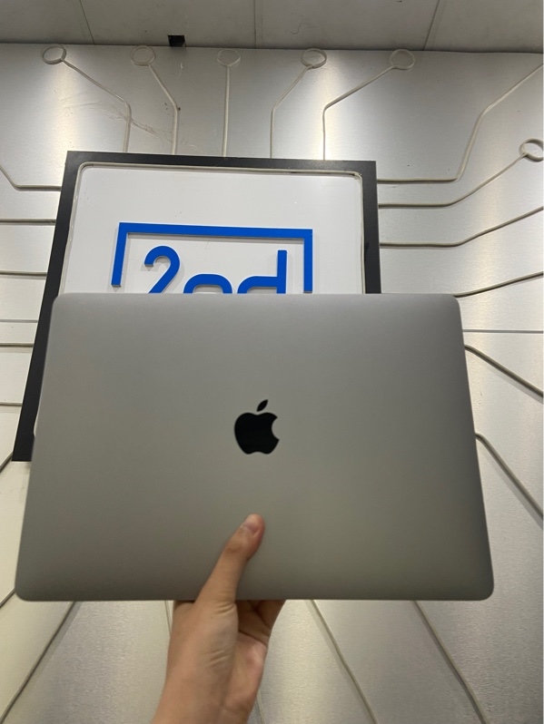 Macbook Pro M1 13 inch - 8/256GB - Pin bình thường( sạc 71 lần ) - Màu bạc - Ngoại hình: 97% - Mất 1 đệm mặt D, trầy xước nhẹ, viền màn ám hồng nặng, chết vài chấm pixel - Kèm sạc
