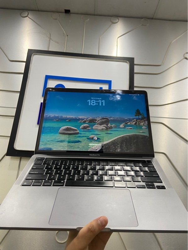Macbook Pro M1 13 inch - 8/256GB - Pin bình thường( sạc 71 lần ) - Màu bạc - Ngoại hình: 97% - Mất 1 đệm mặt D, trầy xước nhẹ, viền màn ám hồng nặng, chết vài chấm pixel - Kèm sạc
