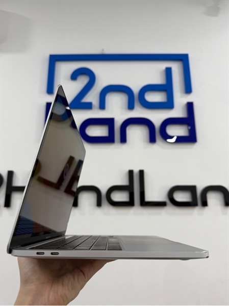Macbook pro M1 - 13 inch - Ram 8GB/256GB SSD - Màu xám - Pin 87% chu kỳ 700 - Ngoại hình 97% - Cấn móp góc trái , ám hồng viền , tróc cao su viền màn hình - Kèm sạc 1