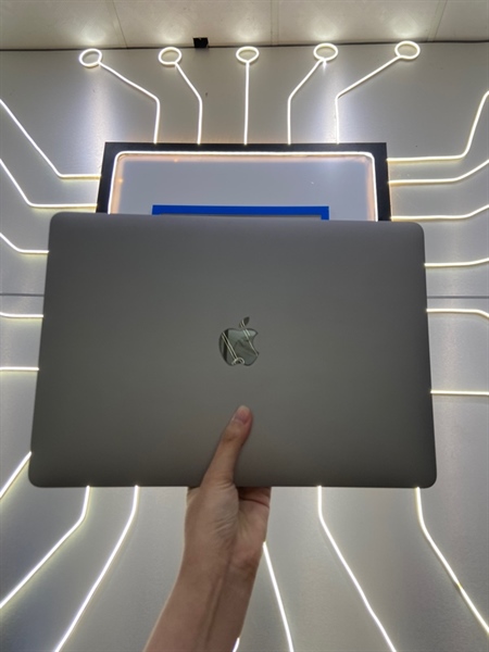 Macbook Pro M1 13inch 2020 - Ram 16/256GB - Pin 98% (chu kì sạc 51 lần) - Màu xám - Ngoại hình: 97% - Cấn 2 chỗ, ám hồng viền, bụi trong - Kèm sạc