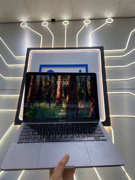 Macbook Pro M1 13inch 2020 - Ram 16/256GB - Pin 98% (chu kì sạc 51 lần) - Màu xám - Ngoại hình: 97% - Cấn 2 chỗ, ám hồng viền, bụi trong - Kèm sạc 1