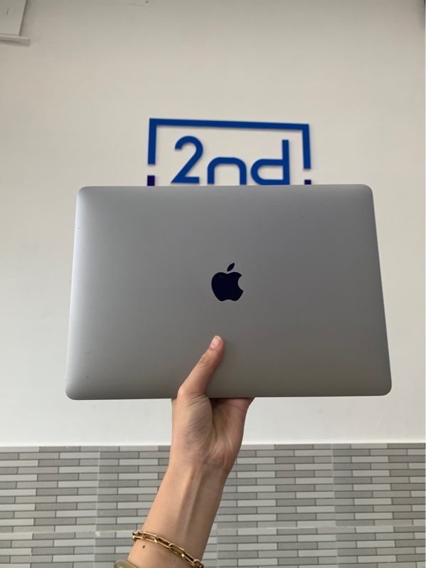 Macbook Pro M1 2020 13 inch - 16GB/256GB - Màu bạc - Pin bình thường chu kì sạc 392 lần - Ngoại hình: 96% - Màn trầy, ám hồng phản quang 1 điểm - Kèm sạc