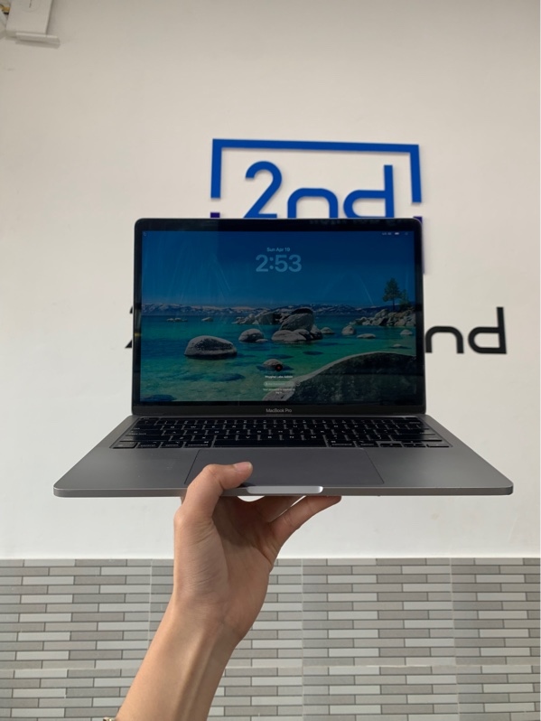 Macbook Pro M1 2020 13 inch - 16GB/256GB - Màu bạc - Pin bình thường chu kì sạc 392 lần - Ngoại hình: 96% - Màn trầy, ám hồng phản quang 1 điểm - Kèm sạc