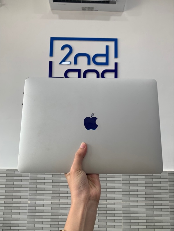 Macbook Pro M1 2020 - 13 inch - 8GB/512SSD - Màu bạc - Pin 99% chu kì sạc 83% - Ngoại hình: 97% - Màn trầy, ám hồng, cấn 2 góc - Kèm sạc