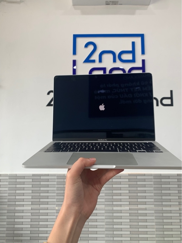Macbook Pro M1 2020 - 13 inch - 8GB/512SSD - Màu bạc - Pin 99% chu kì sạc 83% - Ngoại hình: 97% - Màn trầy, ám hồng, cấn 2 góc - Kèm sạc