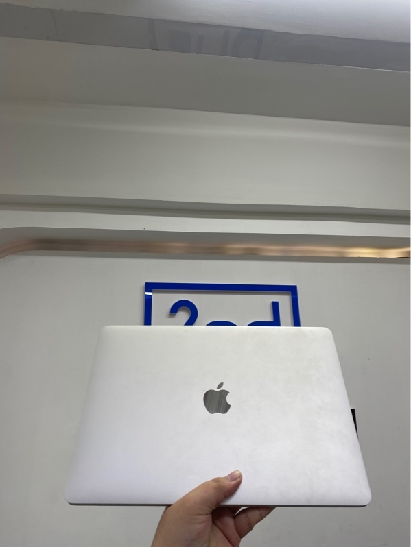 Macbook Pro M1 2020 - 13 inch - Ram 8gb - 256Gb - Màu trắng - Pin 86% chu kỳ sạc 387 - Ngoại hình 97% - Màn ám hồng viền nhẹ - Kèm sạc