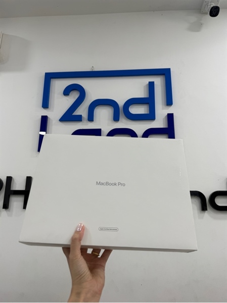 Macbook pro M1 2020(A2338) - 13 inch - phím Nhật - có touchbar - Apple M1 - 8/256GB - Màu bạc - Pin bình thường 90% 280 chu kì sạc - Ngoại hình 98% - viền hồng nhẹ - FullBox