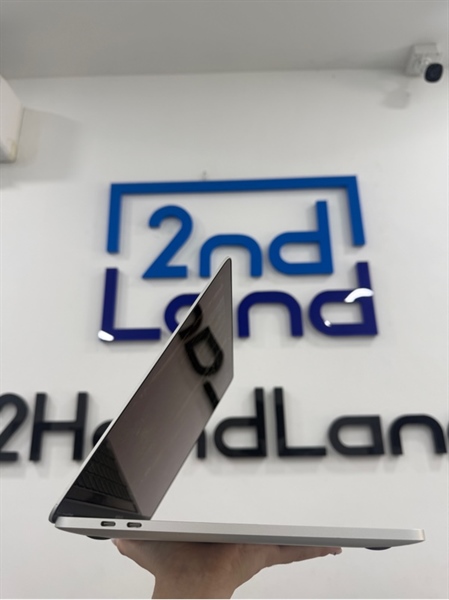 Macbook pro M1 2020(A2338) - 13 inch - phím Nhật - có touchbar - Apple M1 - 8/256GB - Màu bạc - Pin bình thường 90% 280 chu kì sạc - Ngoại hình 98% - viền hồng nhẹ - FullBox 2