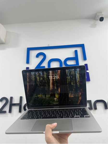 Macbook pro M1 2020(A2338) - 13 inch - phím Nhật - có touchbar - Apple M1 - 8/256GB - Màu bạc - Pin bình thường 90% 280 chu kì sạc - Ngoại hình 98% - viền hồng nhẹ - FullBox 3