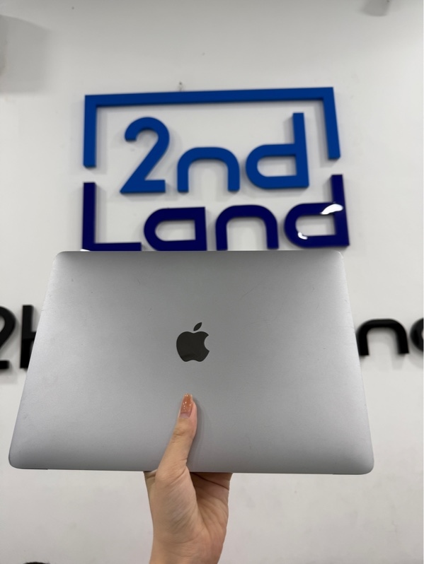 Macbook Pro M1 2020 - Apple M1 - 8/256GB - Màu bạc - Pin bình thường 87% 446 chu kì sạc - Ngoại hình 97% - cấn góc , có touchbar, touchpad mất rung , màn ám hồng, màn trầy - Kèm sạc