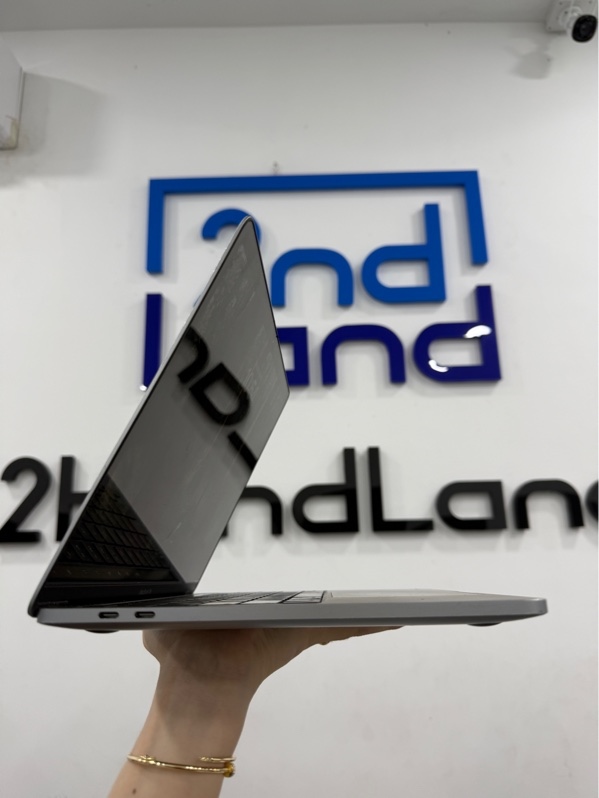 Macbook Pro M1 2020 - Apple M1 - 8/256GB - Màu bạc - Pin bình thường 87% 446 chu kì sạc - Ngoại hình 97% - cấn góc , có touchbar, touchpad mất rung , màn ám hồng, màn trầy - Kèm sạc