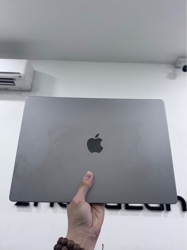Macbook Pro M1 2021 - 16 inch - Apple M1 max - 32Gb/1Tb - Màu xám - Pin 70%, chu kì sạc 2155 - Ngoại hình 97% - Đáy xước, viền trầy, vỏ cấn, phím mòn tróc, màn ám hống viền rõ - Kèm sạc
