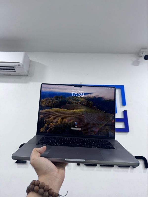 Macbook Pro M1 2021 - 16 inch - Apple M1 max - 32Gb/1Tb - Màu xám - Pin 70%, chu kì sạc 2155 - Ngoại hình 97% - Đáy xước, viền trầy, vỏ cấn, phím mòn tróc, màn ám hống viền rõ - Kèm sạc