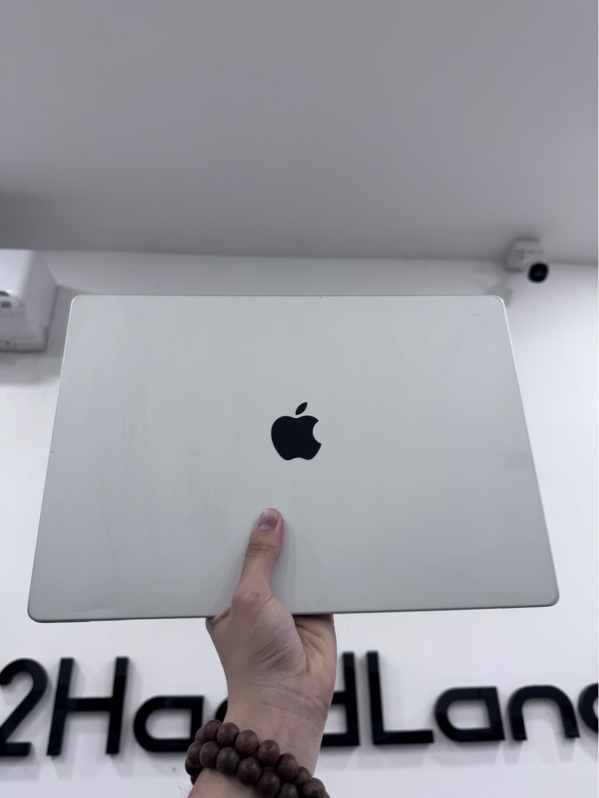 Macbook Pro M1 - Chip apple m1 pro - 32GB - MacOS 26.6.2 - Ổ cứng 512GB - Màu bạc - Pin 86%, chu kỳ sạc 354 lần - Ngoại hình 97% - Màn ám hồng 4 góc xước nhẹ phần đáy, mòn phím - Kèm sạc