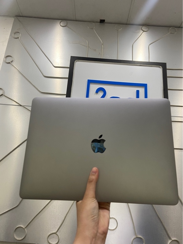 Macbook Pro M2 13 inch - 8/512GB - Pin 99% - Chu kì sạc 55 lần - Màu bạc - Ngoại hình: 98% - Kèm sạc