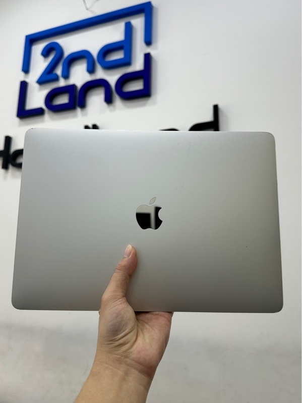 Macbook Pro M2 2022 13inch - Ram 8/256GB - Pin 84% - Màu bạc - Ngoại hình 96% - Xườc nhiều, mất đệm cao su, bể kính ở màn gần bản lề không ảnh hưởng màn - Kèm sạc