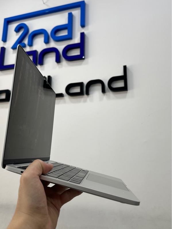 Macbook Pro M2 2022 13inch - Ram 8/256GB - Pin 84% - Màu bạc - Ngoại hình 96% - Xườc nhiều, mất đệm cao su, bể kính ở màn gần bản lề không ảnh hưởng màn - Kèm sạc