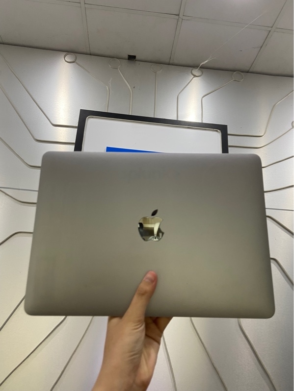 MacBook Retina 12-inch A1534 - Core i7-7Y75 - Ram 16/256GB SSD - Pin 79% - Màu bạc - Ngoại hình: 97% - Màn in phím, ám vàng - Kèm sạc linh kiện