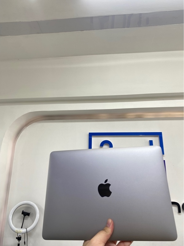 Macbook Retina 12inch 2017 - intel core m3 - 8/256 - Màu bạc - Pin bình thường (cks 575) - Ngoại hình 98% - Màn ám xanh, móp trái nhẹ - Kèm sạc