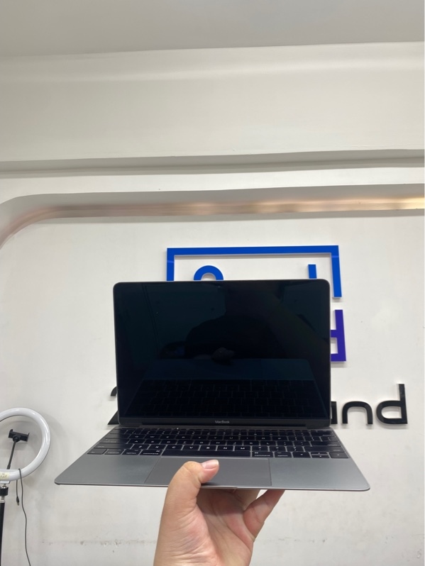Macbook Retina 12inch 2017 - intel core m3 - 8/256 - Màu bạc - Pin bình thường (cks 575) - Ngoại hình 98% - Màn ám xanh, móp trái nhẹ - Kèm sạc